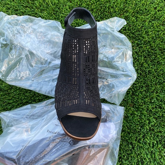 Vince Camuto VC-Keannie Black Open Toe Stacked Block Heel Sandals size 7 - Picture 4 of 4